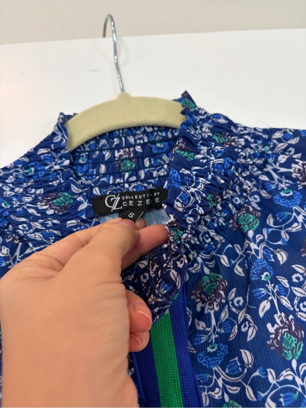 Women’s Navy Blue Floral Top w/ Vibrant Green Front Stripe Small - Picture 3 of 6